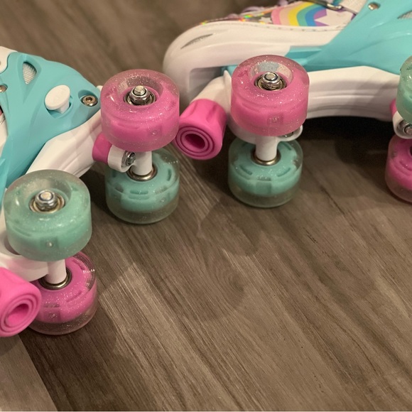 Rainbow little kid light up roller skates. - Picture 8 of 8